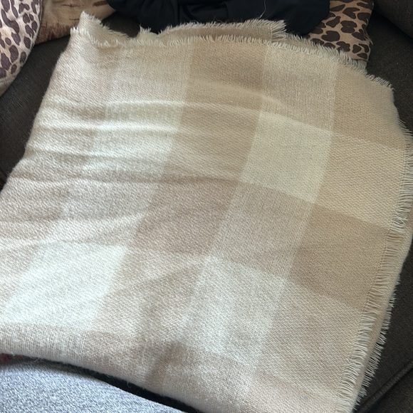H&M cream checkered scarf - Picture 2 of 2